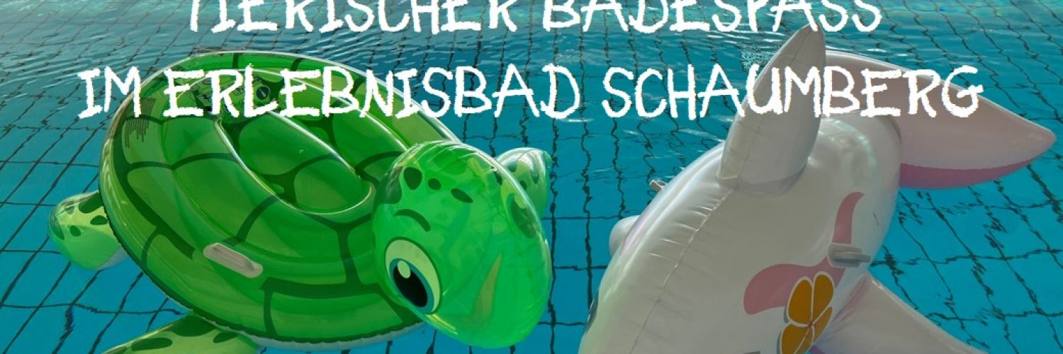 Badefiguren schwimmen im Becken